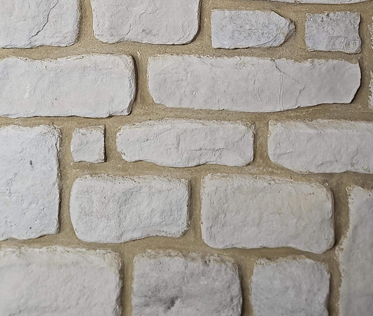 Rustic White Blend Stone Cladding featuring textured off-white stones with subtle grey hints for a modern finish.