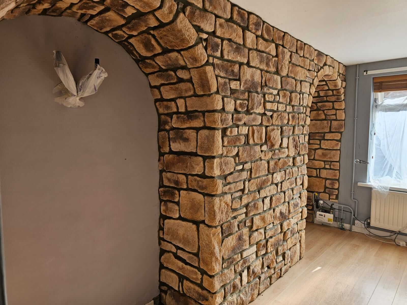 Stone cladding featuring a sandstone blend, showcasing natural aesthetics in a beautifully designed interior space.